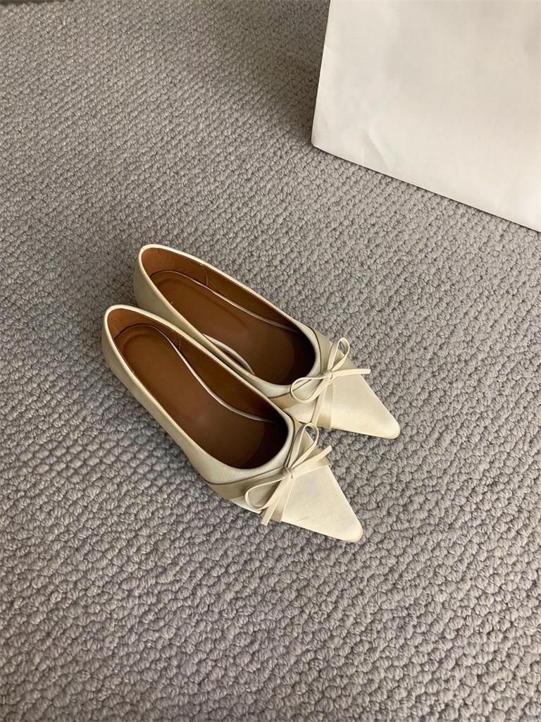 Французский сладкий атласный бант с заостренным носком и неглубоким горлом, одинарные туфли осенью 2024 года, новый темперамент, увеличение внутренней высоты, маленькие кожаные туфли