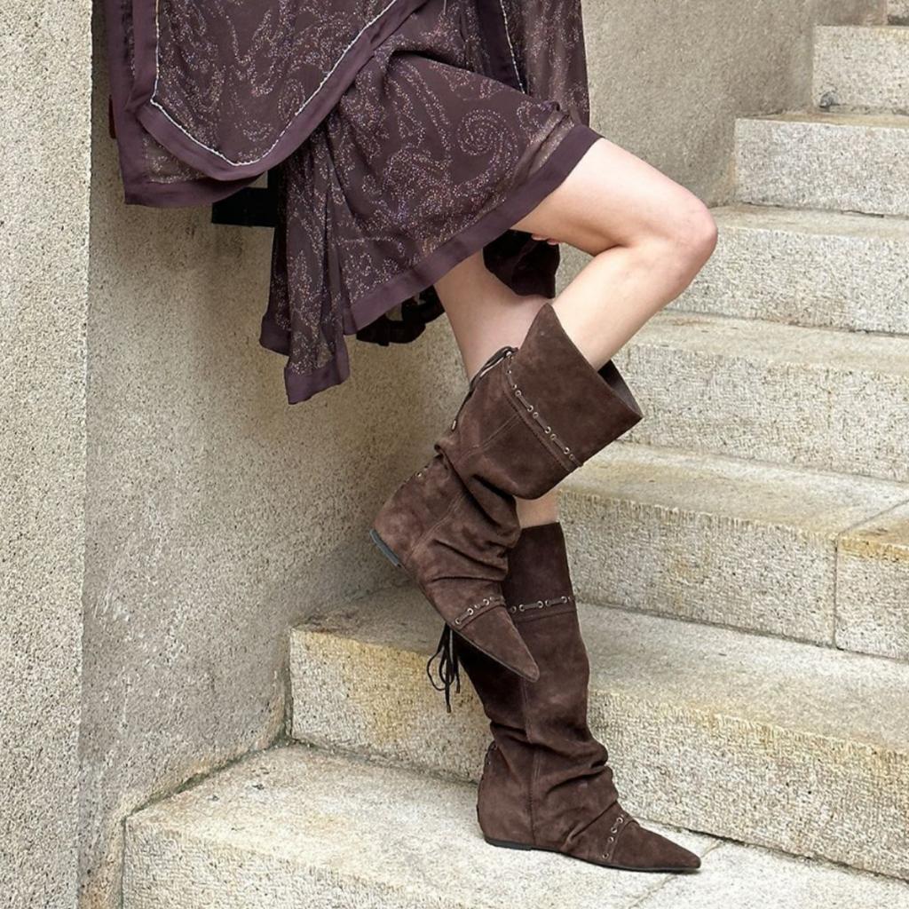 Модные замшевые кожаные ботильоны с острым носком, дизайн со шнуровкой, плиссированные, увеличивающие рост женские ботинки, ковбойские ботинки в западном стиле 2025