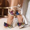 Сексуальные женские босоножки с вышитыми разноцветными бабочками, закрывающие щиколотку ремешком, квадратные туфли на высоком каблуке для вечеринок