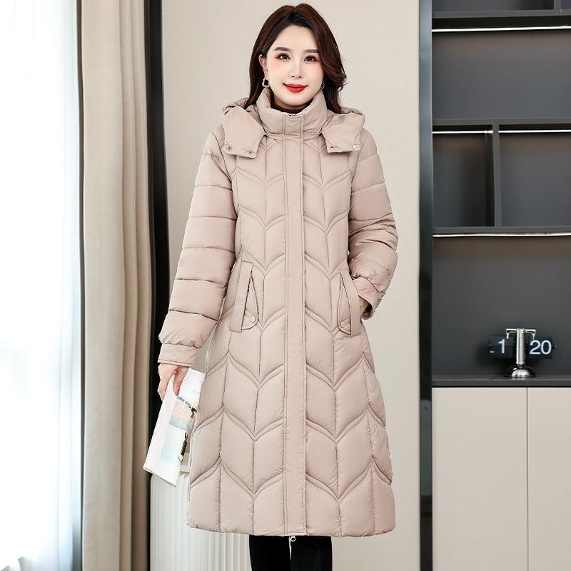 Одежда средней и большой длины. Зимняя съемная шапка. Куртка облегающего кроя для мам среднего возраста.