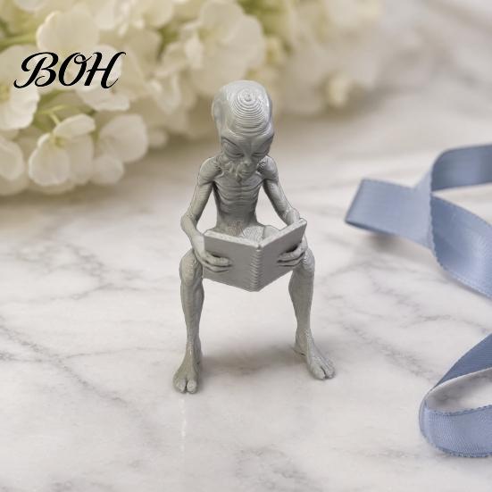Fine 3D Printing Art Printed Reading Alien Ornament, Creative Sitting Office Monitor Decoration Sculpture, Resin Collectible Figures Desktop