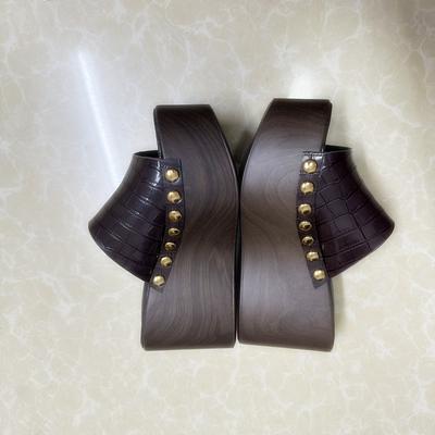 Мода 2025 новые сандалии с заклепками, с животным узором, верхняя одежда, пляжные, с текстурой дерева, на толстой подошве, клиновидном каблуке, сандалии на одно слово для женщин