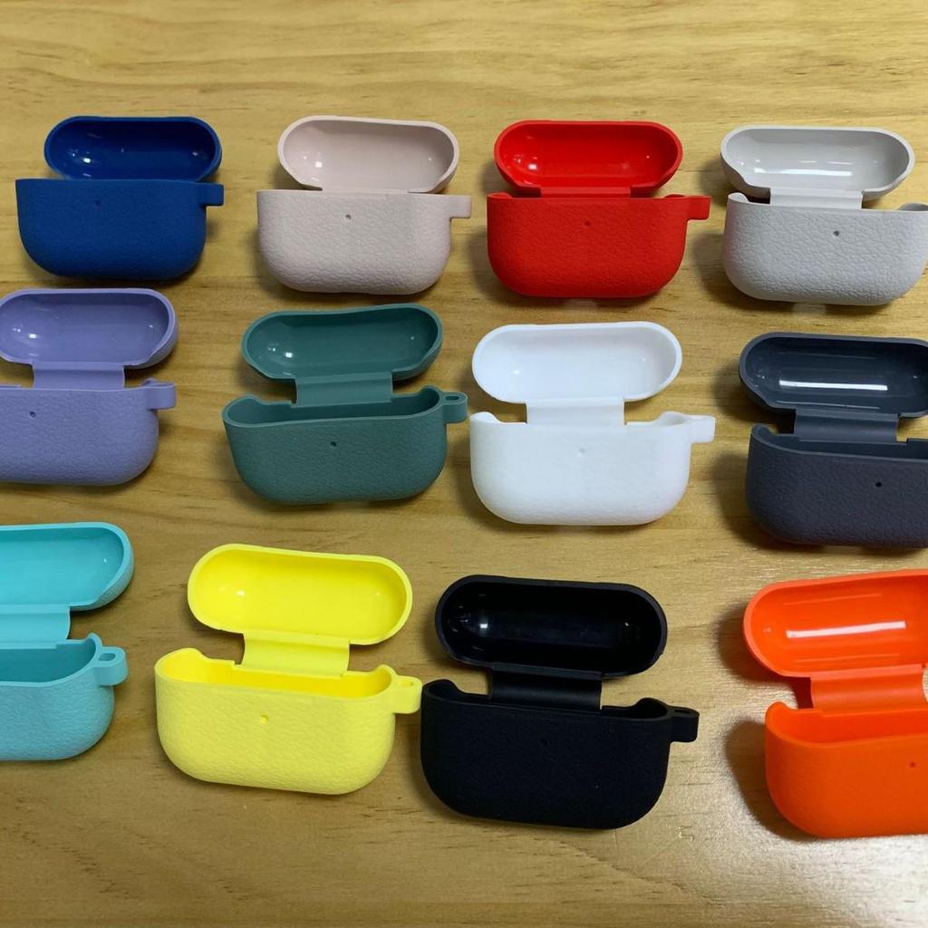 Силиконовый чехол с рисунком личи и карабином для AirPods Pro