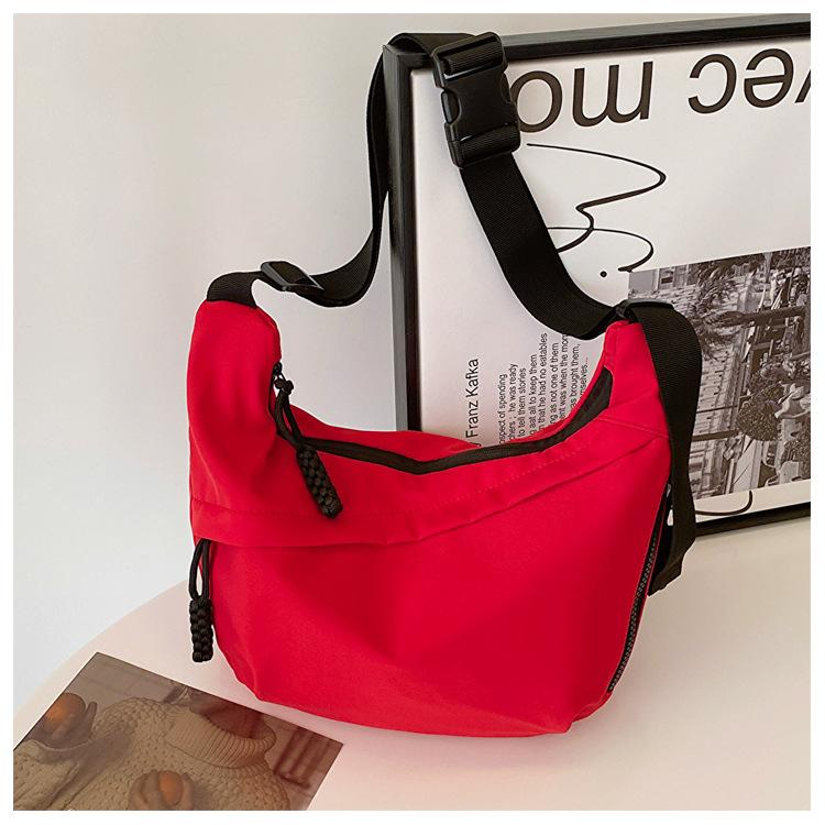 Повседневная ткань Оксфорд 2025 осень и зима новая кампусная спортивная модель однотонная сумка-пельмень через плечо для женщин