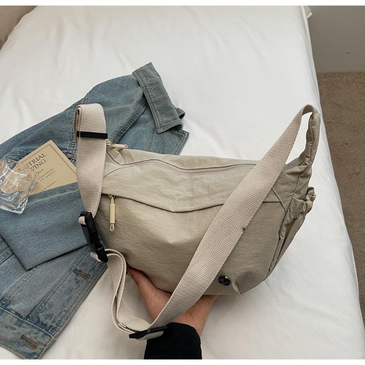 2025 New Lazy Wind Dumpling Bag Large Capacity Messenger Bag Leisure Sports Shoulder Women's Bag Light Commuter Bag