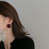 Квадратные серьги-гвоздики из смолы с серебряной иглой Французские ретро серьги с характером Модные простые серьги с высоким чувством
