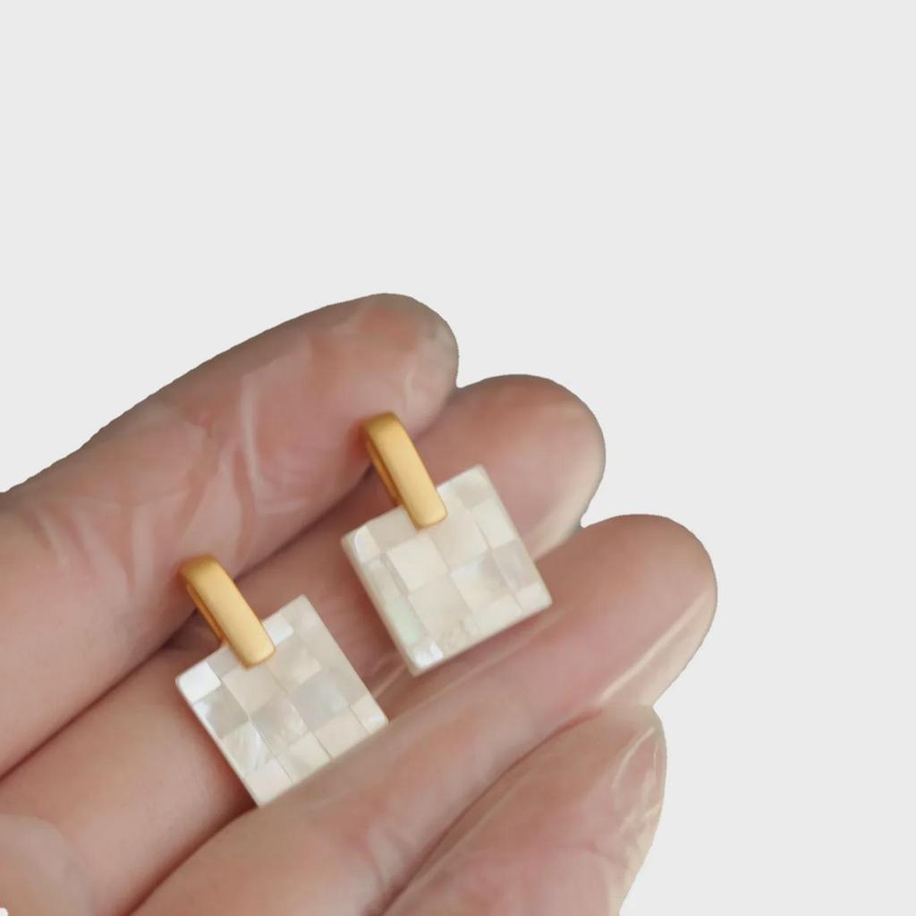 Серьги-пусеты из серебра 925 пробы с белой перламутровой бабочкой, универсальные, для офиса