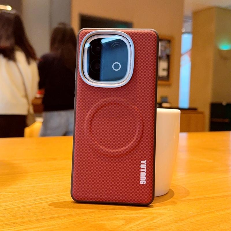 Чехол для Vivo iQOO Z10 Turbo Pro Магнитный Текстура Углеродного Волокна Кожа PU Skin Защитная Задняя Панель Металлическая Защита Линзы Кнопки Мягкий Чехол TPU