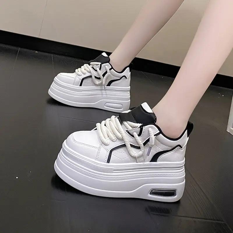 Модная белая обувь на толстой подошве с увеличением роста для женщин весна 2025 новая 8 см повседневная обувь для скейтборда повседневная спортивная обувь