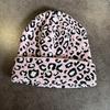 Вязаная шапка модная с леопардовым принтом, подходит для холодных сезонов.