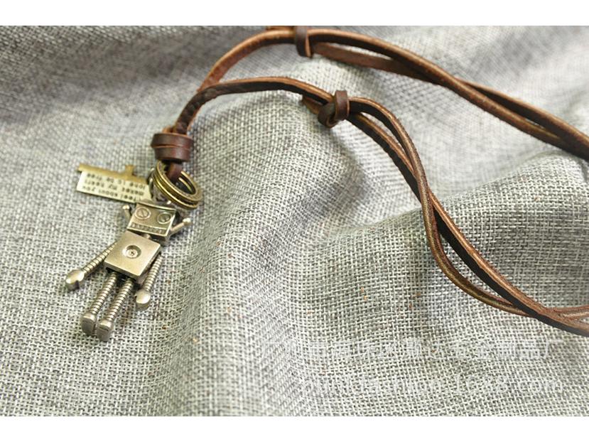 Ретро кулон-робот на кожаной цепочке-свитере