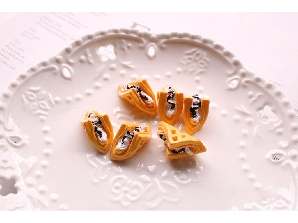 «Украшения ручной работы на тему еды»: Аксессуары для телефона в виде хлеба, яичного пирога и багета, материал для самостоятельного изготовления из смолы