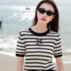 Женский трикотажный топ с короткими рукавами большого размера в полоску с ажурной вязкой