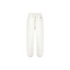 FW22 Qattiq Logotip Kashtasi Bilan Jogger Trikotaj Shimlar Regular Fit Ayollar pastki qismi Oq OWCH016S23JER0010410