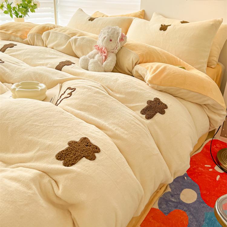 Небольшой свежий зимний утолщенный молочный бархатный комплект из четырех предметов Коралловый бархат с вышивкой, теплый двусторонний бархатный пододеяльник, комплект из трех предметов