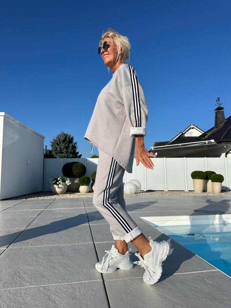 Женский комплект из однотонного трикотажного лонгслива с круглым вырезом и длинных брюк, с плетеными вставками. Осень/Зима 2025