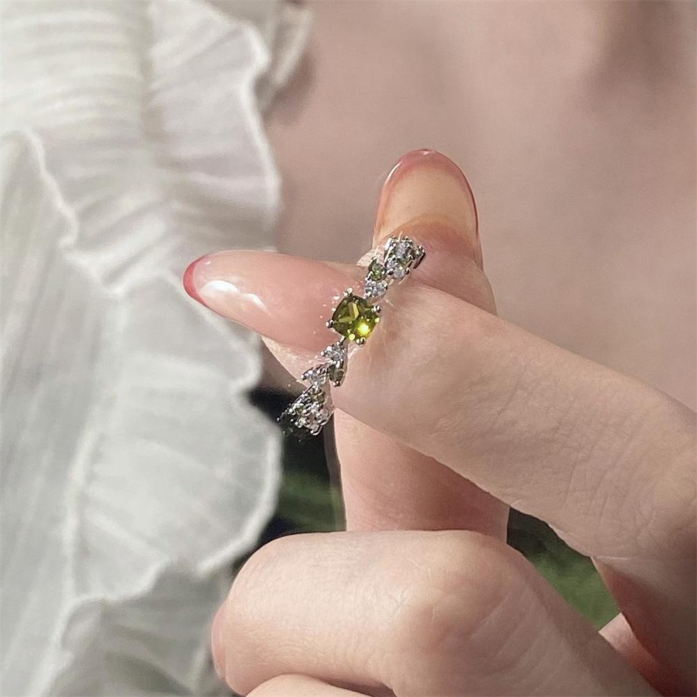 Женское кольцо на указательный палец класса люкс из стерлингового серебра 925 пробы с неправильной формы драгоценным камнем - Не тускнеющее, регулируемое, с легким нишевым дизайном.