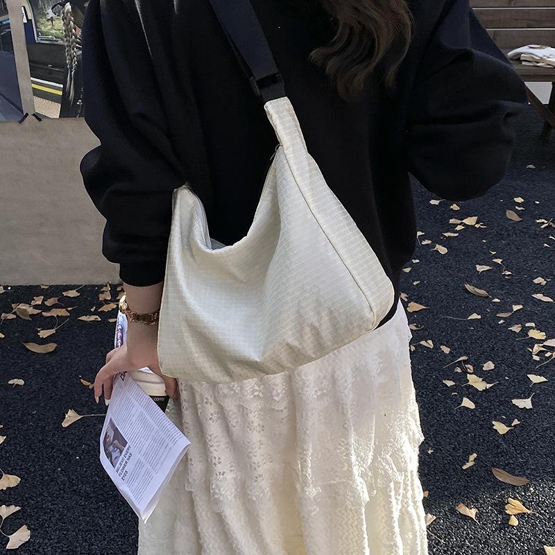 Японская сумка большой вместимости женская 2025 новая трендовая модная на одно плечо осенняя повседневная повседневная кроссбоди спортивная тканевая сумка