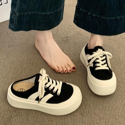 Девушка в Баотоу, носящая пару женской обуви, и ленивый человек, носящий пару холщовых туфель без каблуков