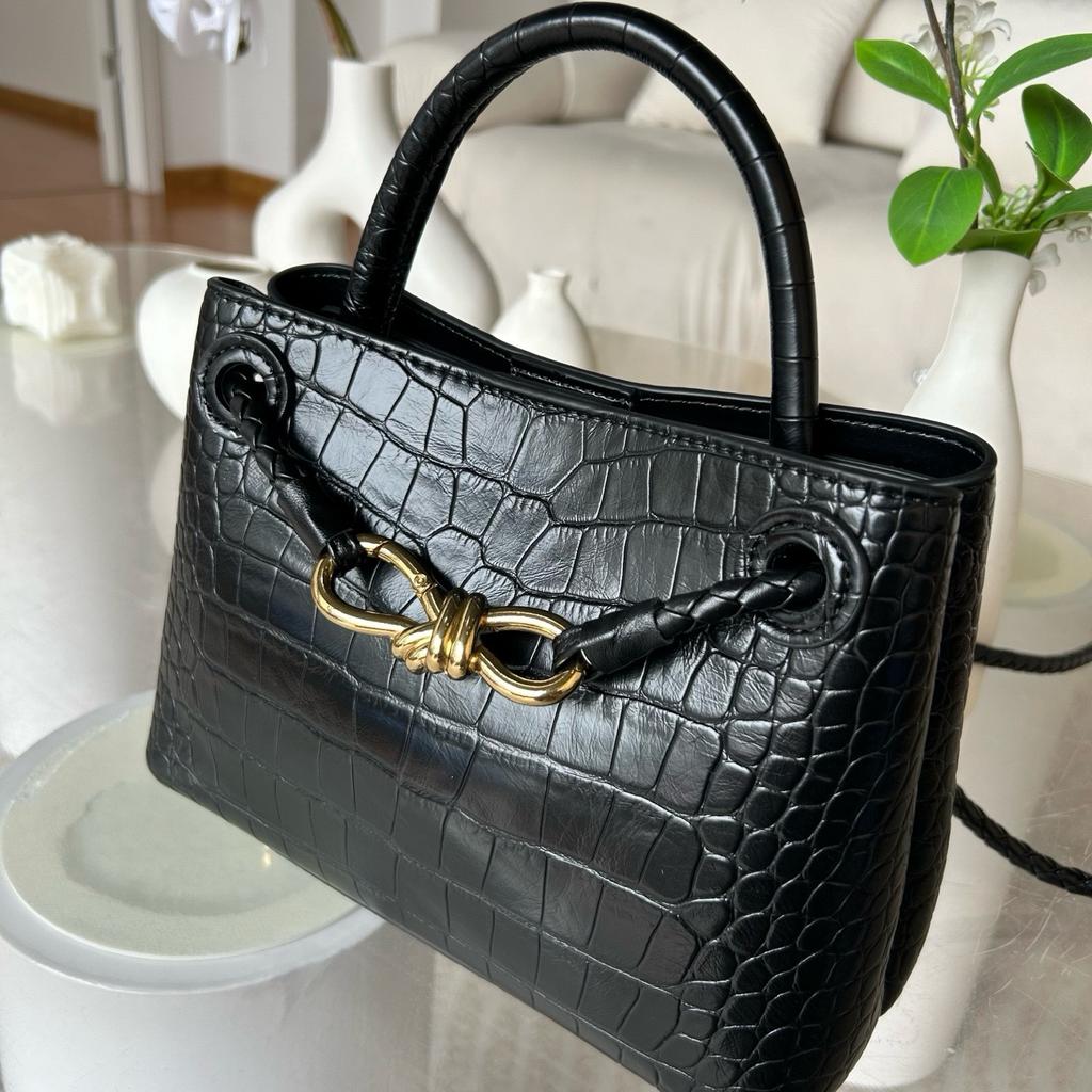 2026 Crocodile Pattern Cowhide Handbag Retro Light Luxury Commuter Fashion Butterfly Buckle Single Shoulder Crossbody Bag for Women