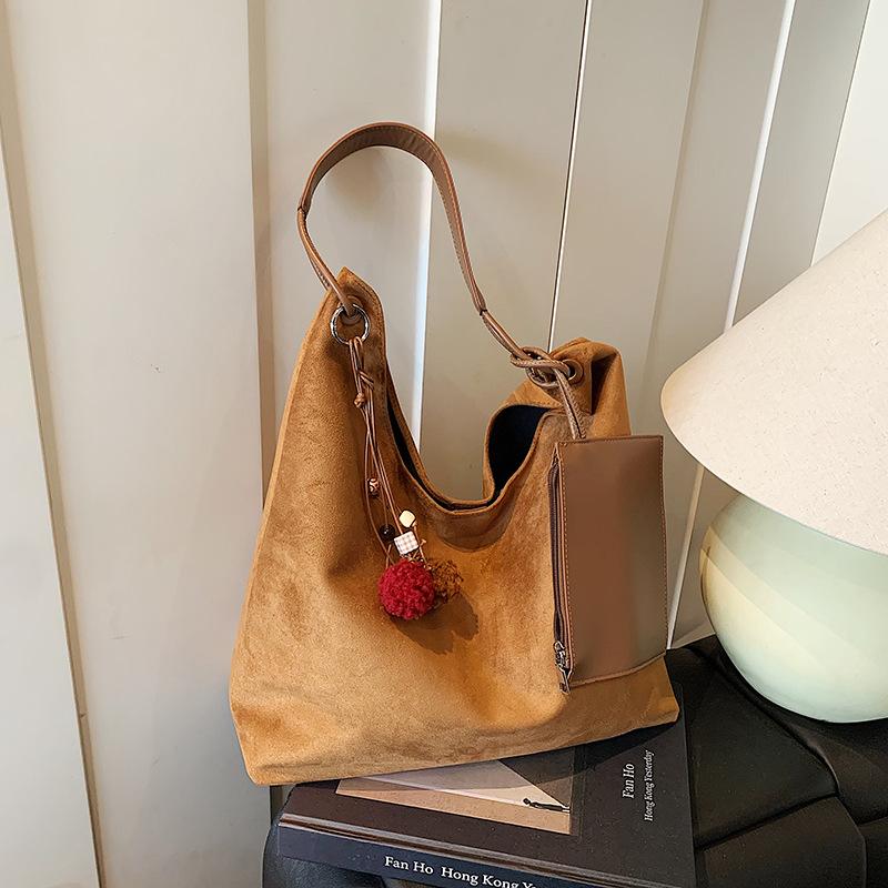 Сумка женская большой вместимости 2025 новая осенне-зимняя матовая ретро сумка через плечо повседневная рабочая сумка-тоут для поездок на работу для ребенка и мамы