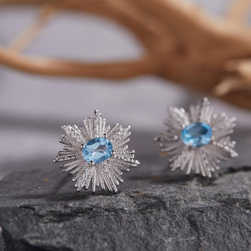 Серьги из стерлингового серебра S925 с цветным драгоценным камнем: натуральный гранат, танзанит, топаз. Женские, нишевый дизайн в виде снежинки