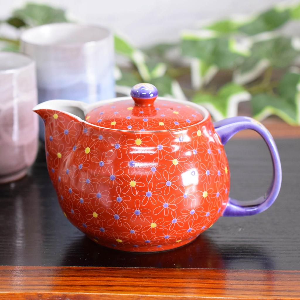 Stylish Kutani ware teapot with a vermilion arabesque pattern. Made in Japan. Includes tea strainer.