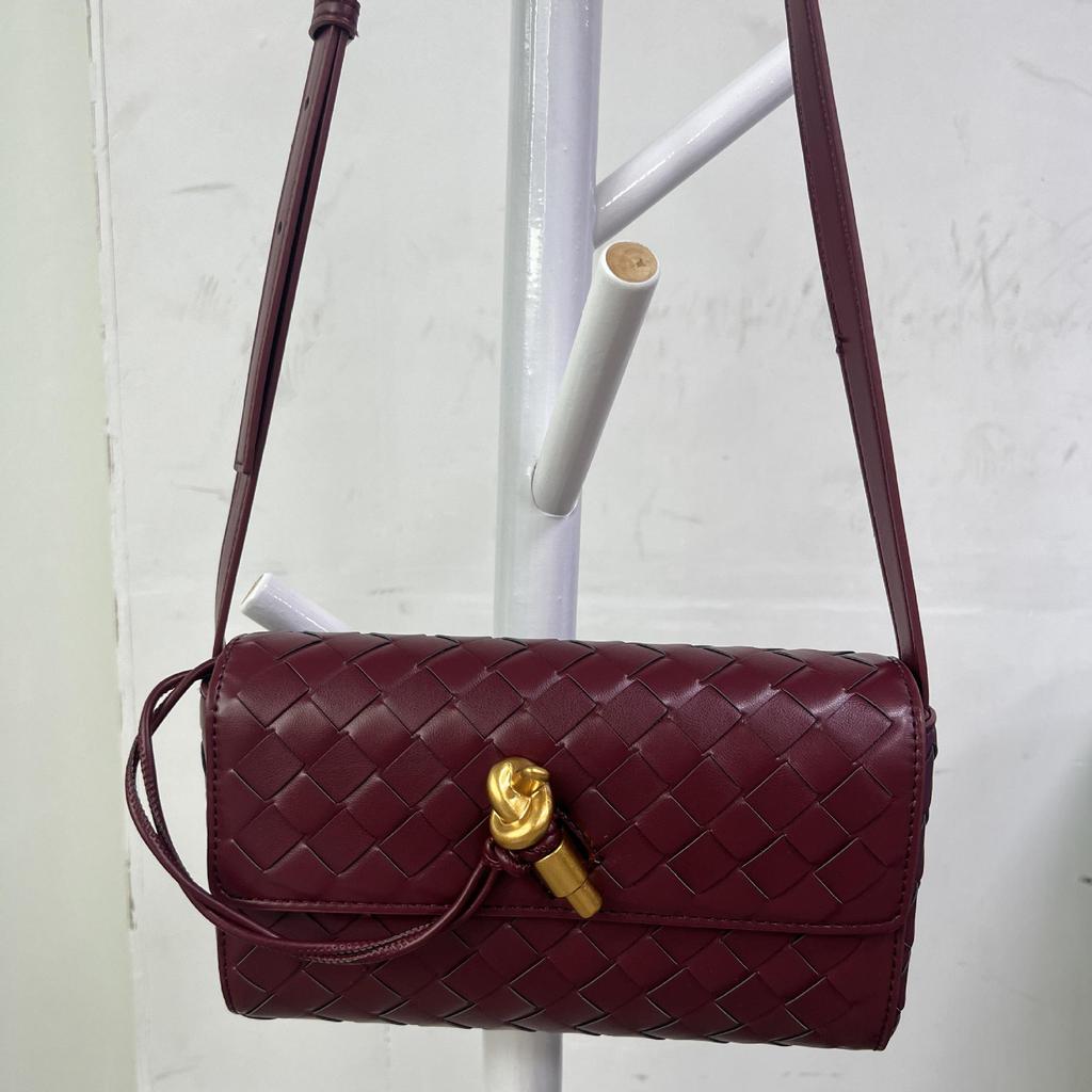 2024 Высококачественная плетеная сумка через плечо с золотым замком