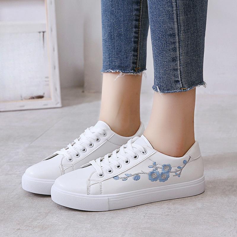 Весенне-летние повседневные модные кроссовки на плоской подошве, новый стиль, с круглым носком, на шнуровке, с вышивкой, удобная женская прогулочная обувь