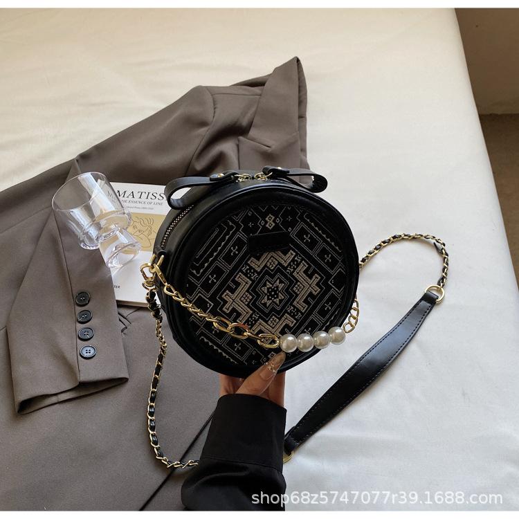 В этом году популярны новые китайские сумки-мессенджеры на цепочке в стиле лайт-люкс с вышивкой, женские повседневные сумки в национальном стиле с высококачественной текстурой.
