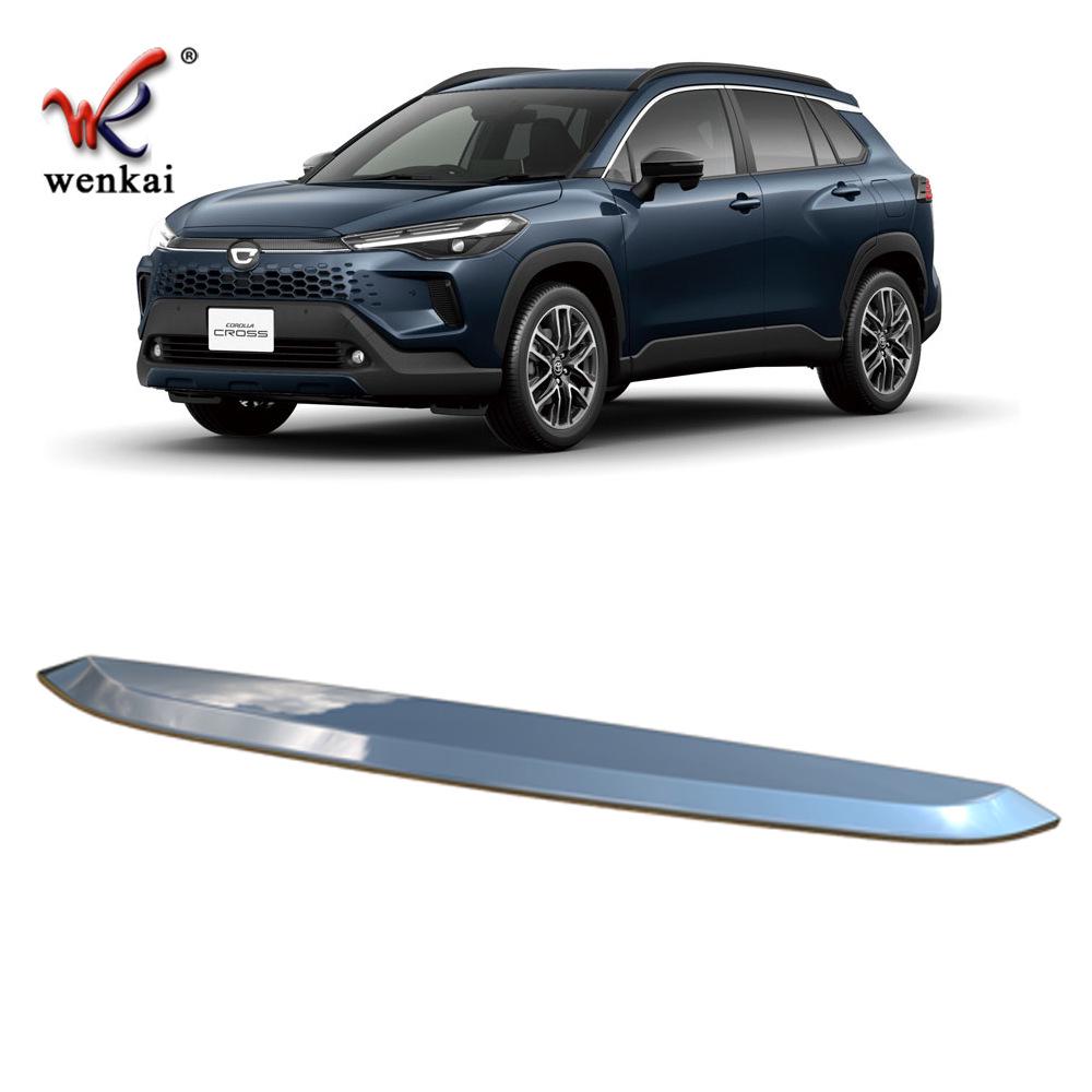Декоративная хромированная полоса для капота Toyota Corolla CROSS (модель 25) от столкновений