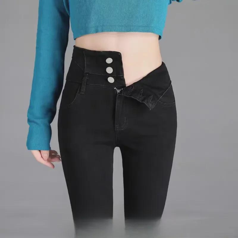 Женские плюшевые узкие джинсы с высокой талией - коллекция осень/зима 2024 г.