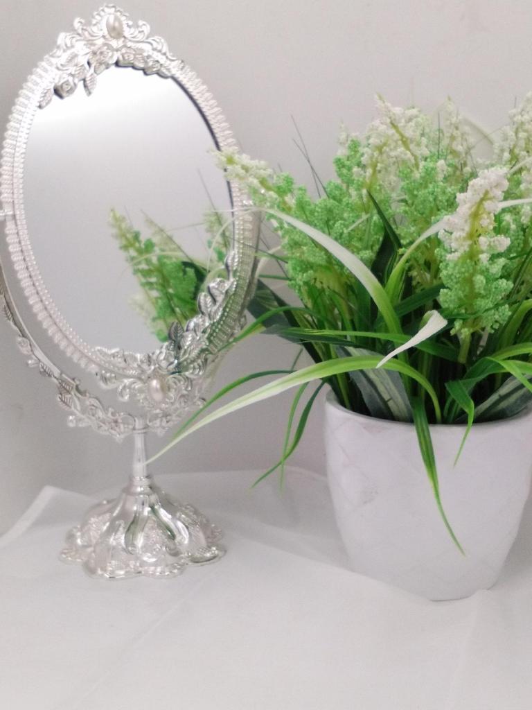 Qinggu 7-Inch Minimalist Desktop Makeup Mirror