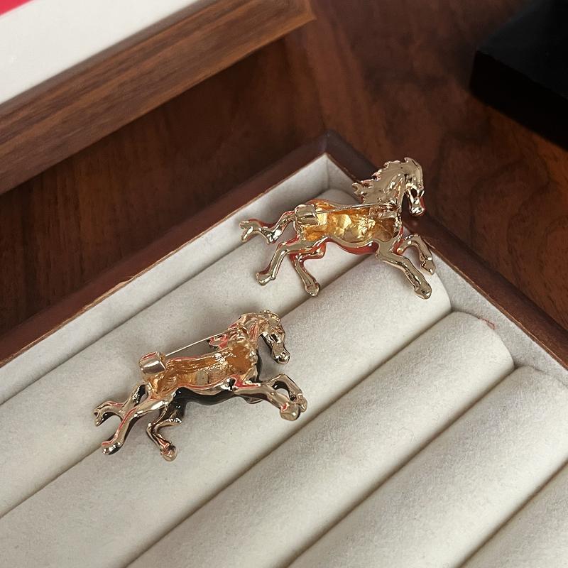 Изысканные броши в виде бегущей лошади со стразами для женщин и мужчин, эмалевые броши-булавки с животными в 4 цветах, украшения для вечеринки в год лошади, подарок