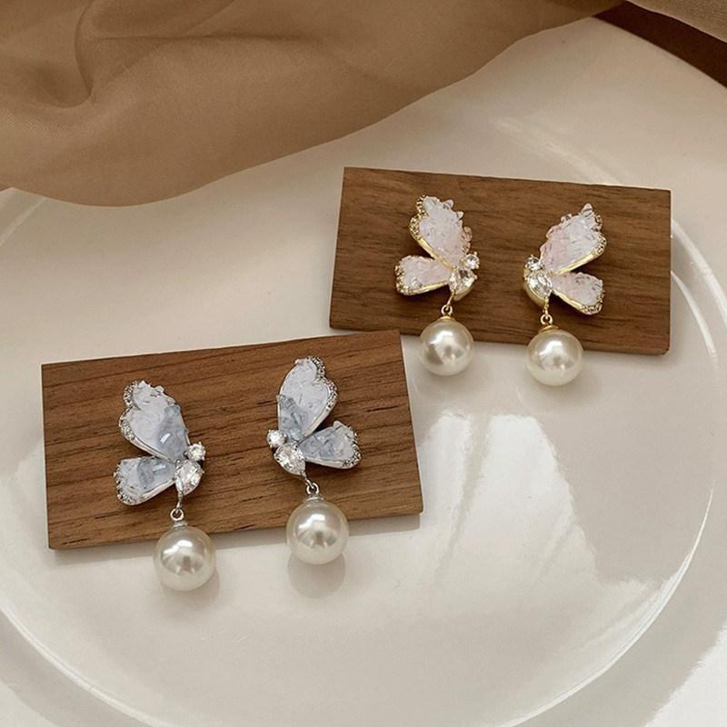 Серьги-подвески с градиентным синим кристаллом и жемчугом-бабочкой