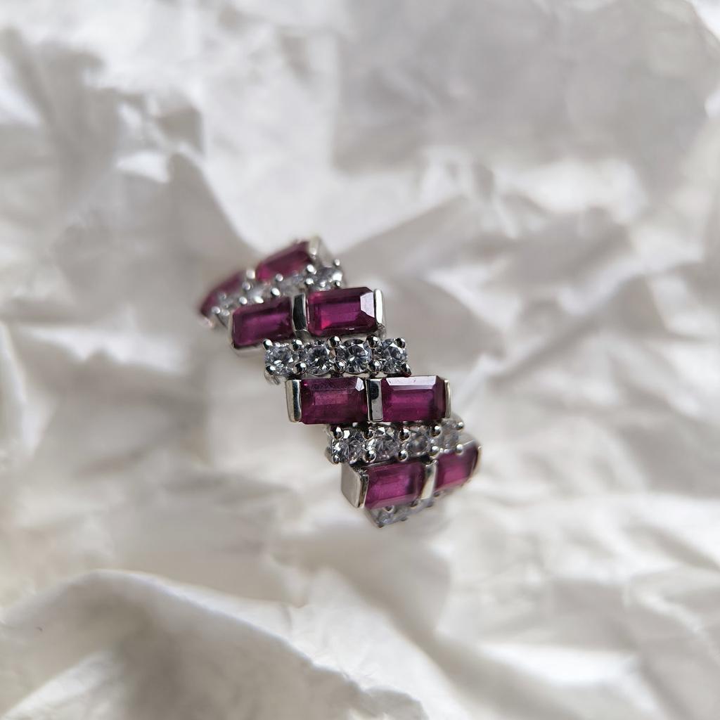 Серебряное кольцо с натуральным рубином 5.59ct, фианитами, вес изделия 5,16 гр (2205029)