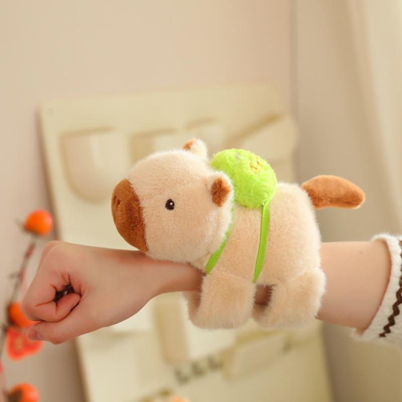 Плюшевая игрушка Капибара Сопливый Мишка: Милый брелок для бейсболки с браслетом на кнопке