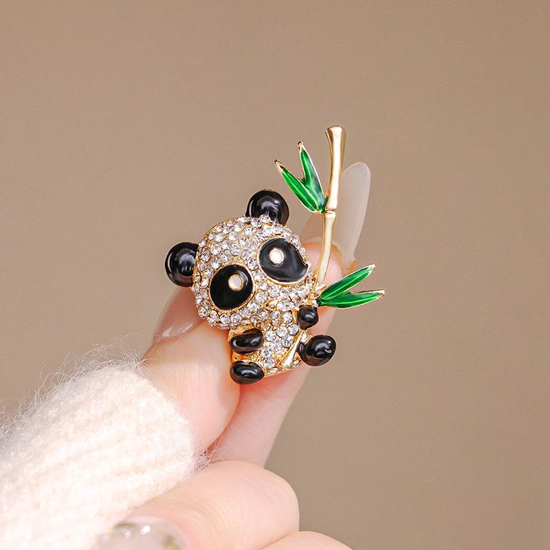 Милая брошь в виде панды из бамбука, универсальная брошь в виде животного из бамбука с бриллиантами, антибликовые аксессуары для куртки