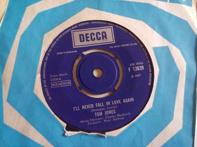 7-дюймовая пластинка ТОМ ДЖОНС - Я никогда больше не влюблюсь F12639 Decca 1967 Великобритания Поп Б/У