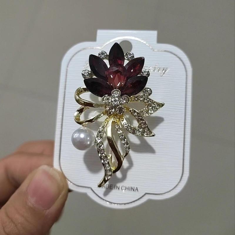 Brooch High-End Sense Niche High-End Women'S Silk Scarf Buckle Alloy Corsage Small Fragrant Wind Pearl Rhinestone High-End