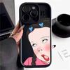 Забавная девушка примеряет чехол для iPhone iPhone17promax матовый 16\ 13 силиконовый мягкий чехол 15pro милый