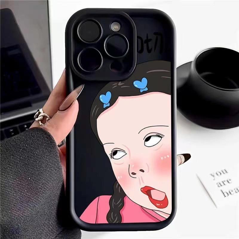 Забавная девушка примеряет чехол для iPhone iPhone17promax матовый 16\ 13 силиконовый мягкий чехол 15pro милый