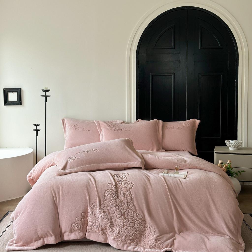 Утолщенный Молочный Флис Вышивка Четыре Предмета - Серия Чуча 1,5 м Комплект из Четырех Предметов Простынь, Рисовый Верблюжий