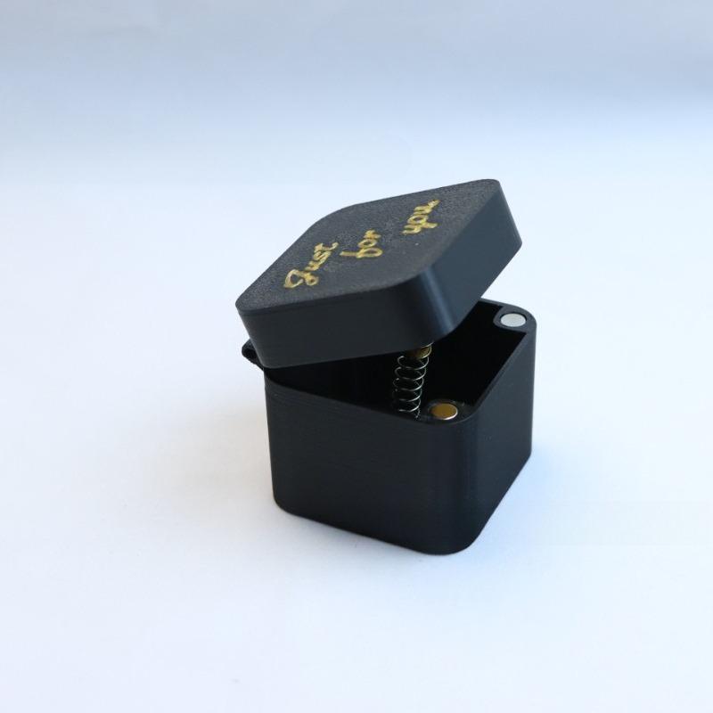 Забавная подарочная коробка-розыгрыш с игрушкой-средним пальцем. Уморительный сюрприз-шутка для вечеринок, фестивалей и домашнего декора.