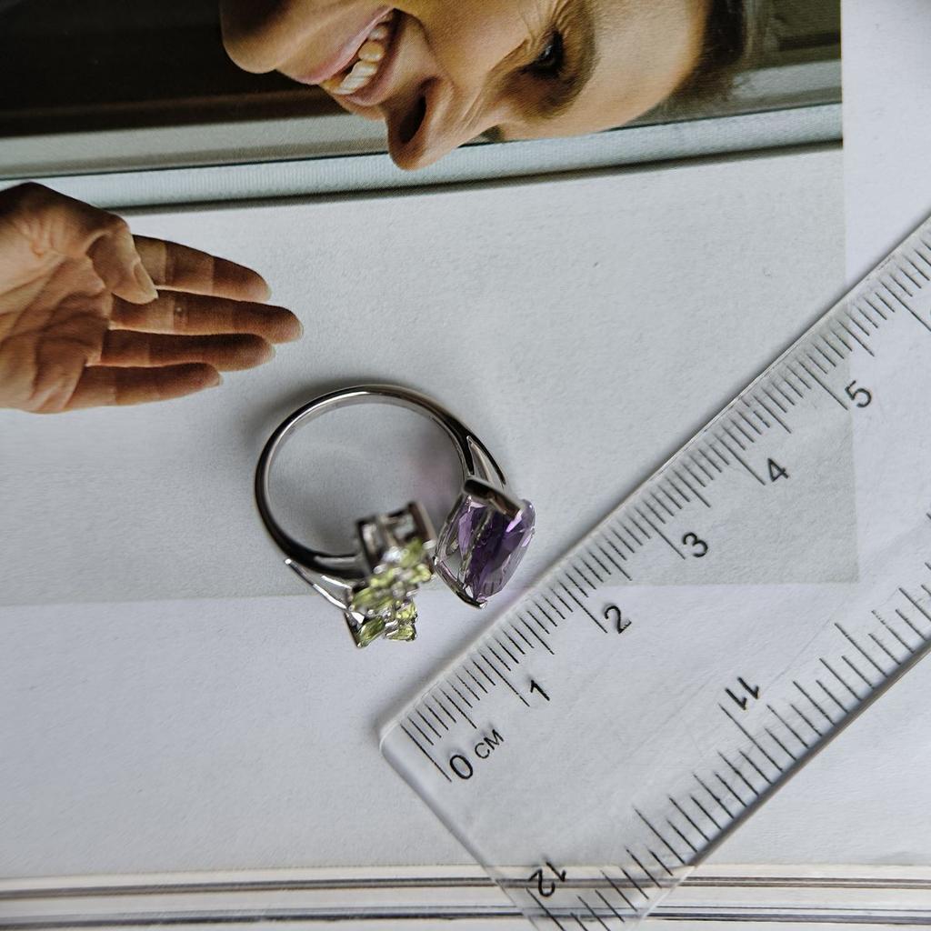 Серебряное кольцо с натуральным аметистом, хризолітом, вес изделия 4,18 гр (2183358)