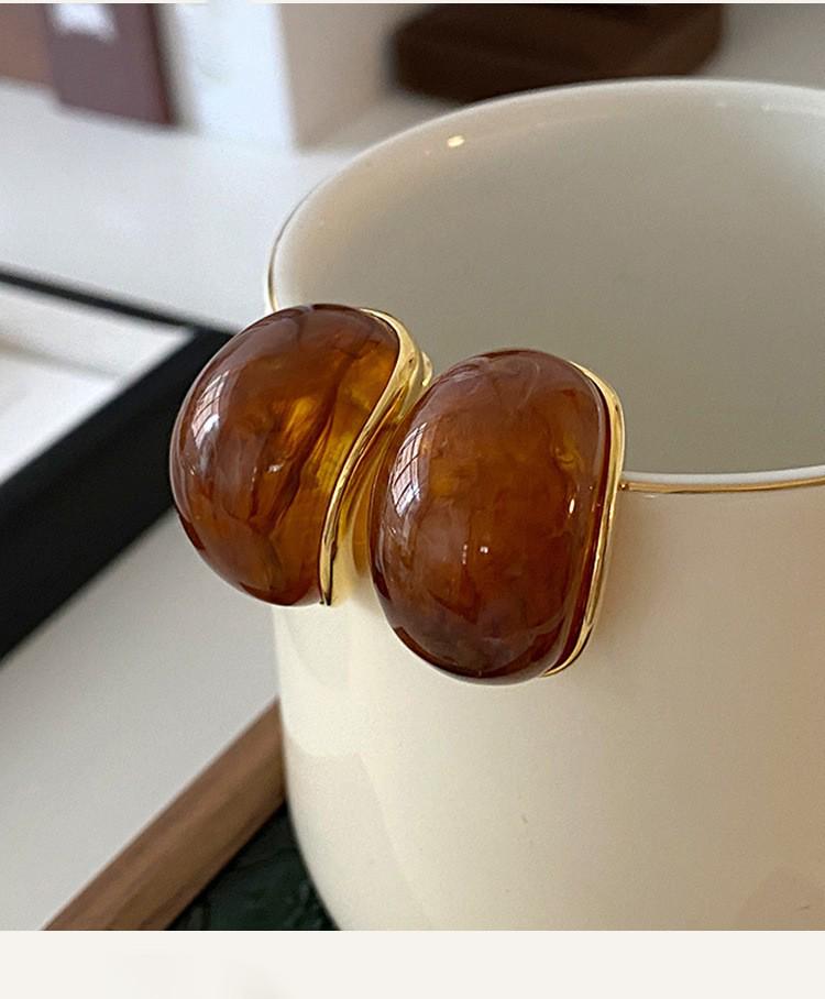 Silver Needle Geometric Stud Earrings: Retro, Light Luxury, Versatile Fashion, Elegant Accessories.