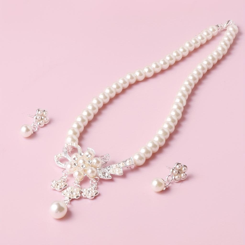 Imitation Pearl Jewelry Three-Piece Set An imitation pearl necklace A pair of faux pearl earrings