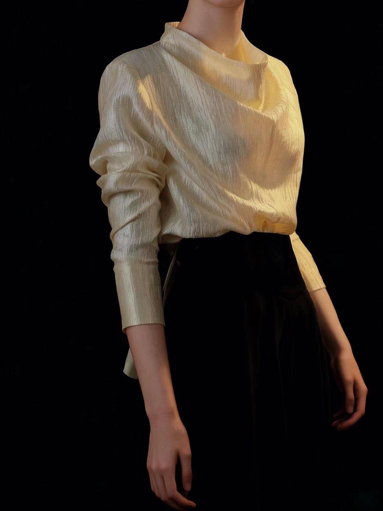 2026 Ранняя весна Нишевый дизайнерский струящийся золотой элегантный топ