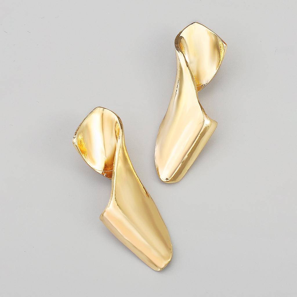 Массивные металлические серьги необычной формы с креативной текстурой и шармом