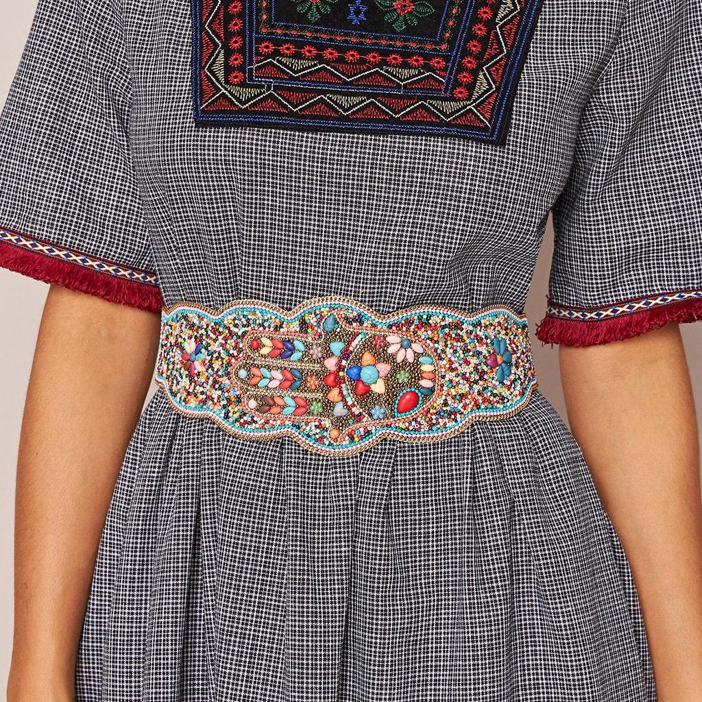 Эластичный пояс ручной работы в стиле бохо с отделкой из бисера и ракушками